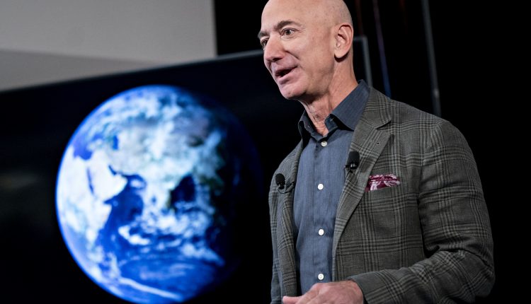 Jeff Bezos tours Relativity Space headquarters with Tim Ellis