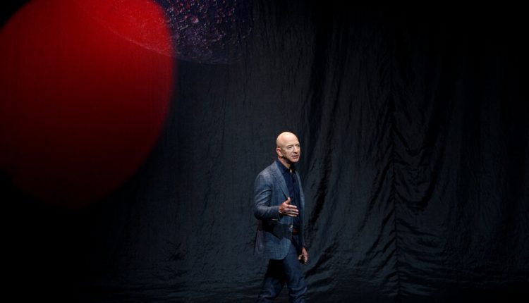 Blue Origin Challenges NASA Over SpaceX Moon Lander Deal