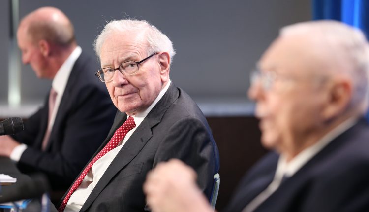 Cramer rejects Buffett's stance on stock picking, favors hybrid model