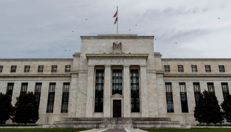 Fed Officials Debated Rate Liftoff in 2015, Offering Lessons for Today