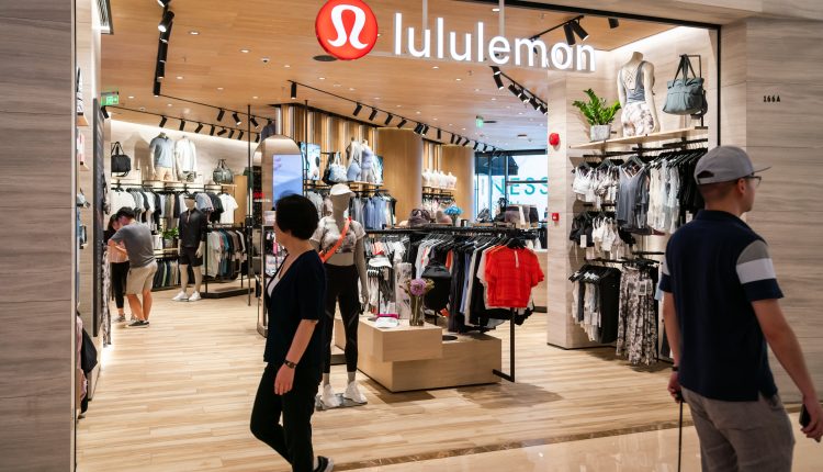 Lululemon sees earnings at top end of outlook thanks to holidays