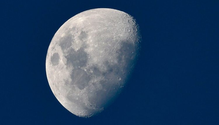 The Moon's Comet-Like Tail Shoots Beams Around the Earth