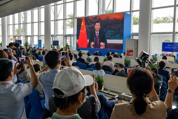 Journalists watch a screen showing China's president, Xi Jinping, delivering a speech during the opening of the Boao Forum on Tuesday.